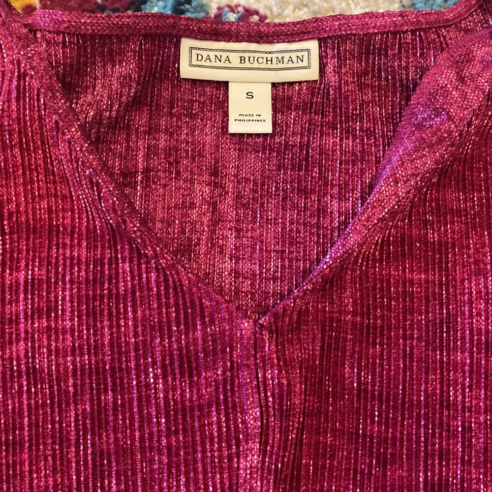 Beautiful top - Picture 3 of 4